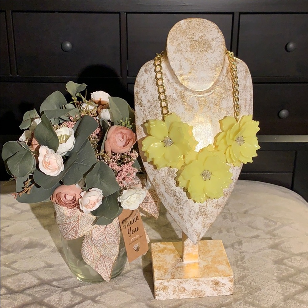 Big flower necklace
